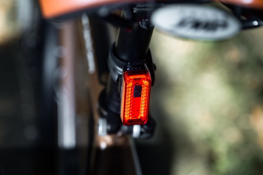Задний свет ONRIDE Wise (20 lm, 350 mAh, Type-C), с датчиком освещенности 2526116104421 фото
