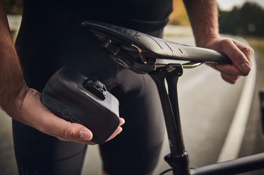 Підсідельна сумка FIDLOCK PUSH saddle bag 400мл, чорний 4251207 400803 фото